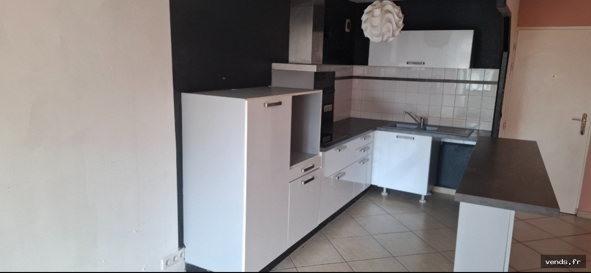 Bel appartement de 89 m2, interphone, ascenseur, 2 grandes chambres avec rangement, grand cellier, cuisine aménagée, pièce de vie de 44 m2, 1 salle de bain, WC séparé