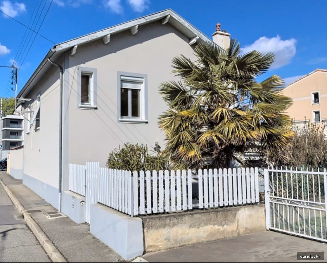 Grande et  belle maison  familiale libre de suite de 164 m2 habitable - Terrain clos de 952 m2, joliment arboré et fleuri