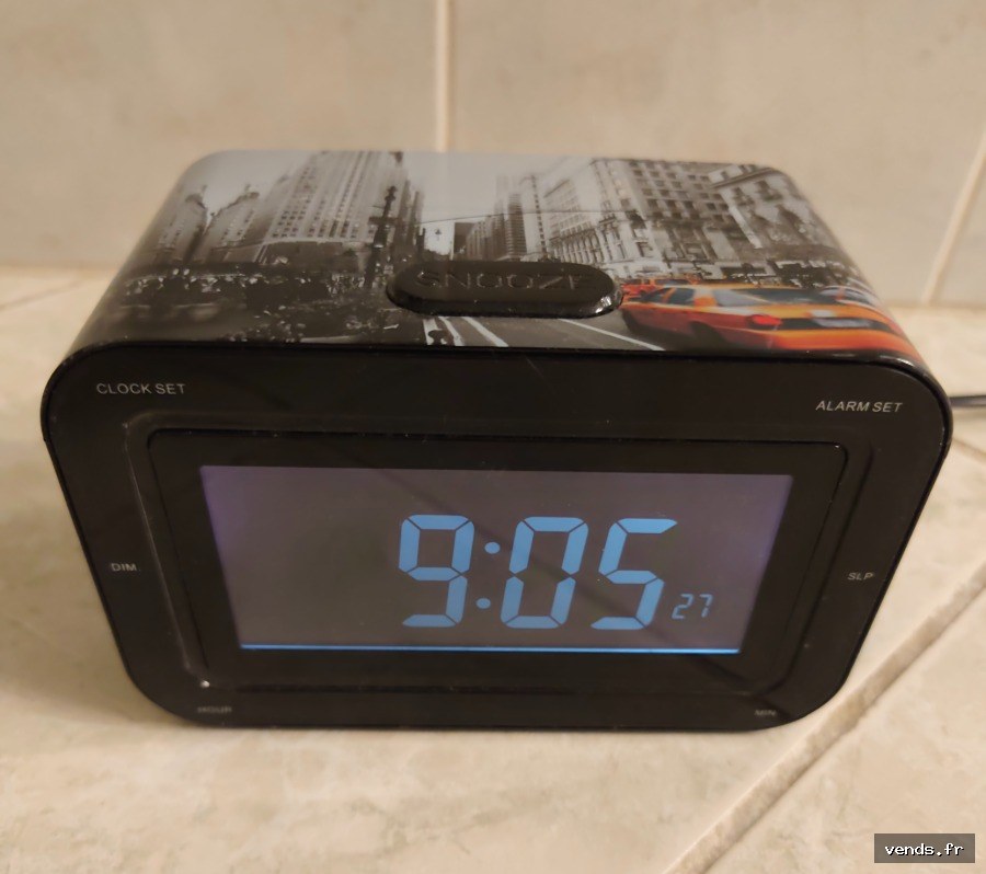 Radio-réveil design New York City avec snooze et écran LED bleu