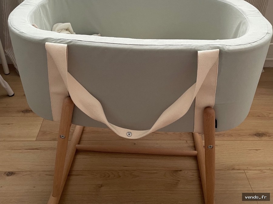 Couffin bébé design scandinave avec pied bois naturel