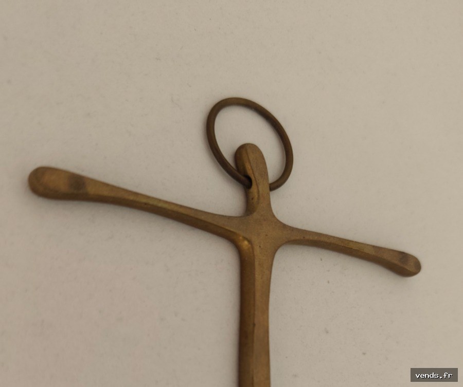 Crucifix moderniste en laiton doré – Christ stylisé avec auréole