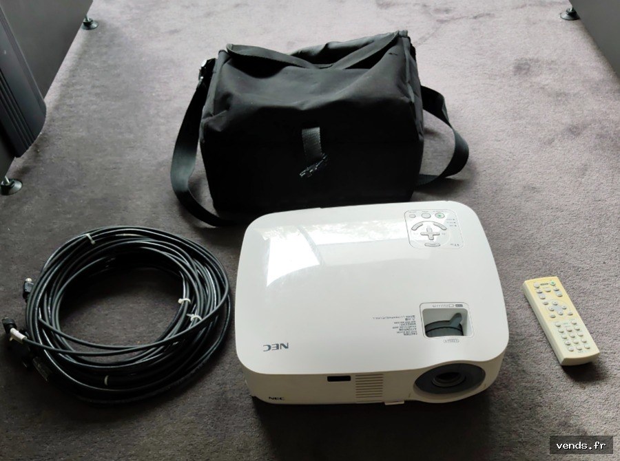 Vidéoprojecteur NEC + télécommande + sac de transport + câble VGA